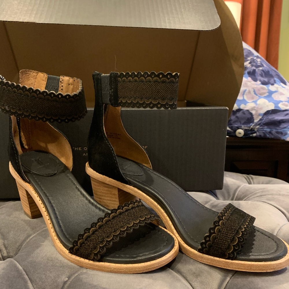 Frye Brielle Scallop Sandals